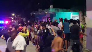 Cozumel: Turba vecinal apedrea casa de un hombre que golpeó a una joven en una tienda