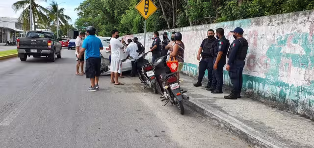 El abuelito terminó en el suelo, pero fue auxiliado por testigos del choque en Cozumel; el taxista detuvo su marcha para ver los daños