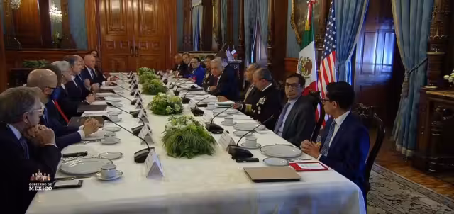 El presidente recibió esta mañana a los altos funcionario; se espera que uno de los temas principales sea la perspectiva de la Iniciativa Mérida