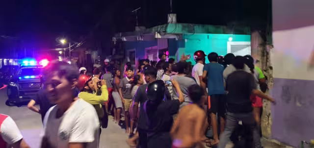 Vecinos de varias colonias se amotinaron frente a la casa del presunto ladrón