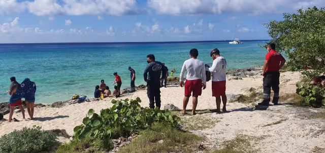 Las autoridades de Protección Civil acudieron a Playa Las Rocas en Cozumel para atender a una persona ahogada