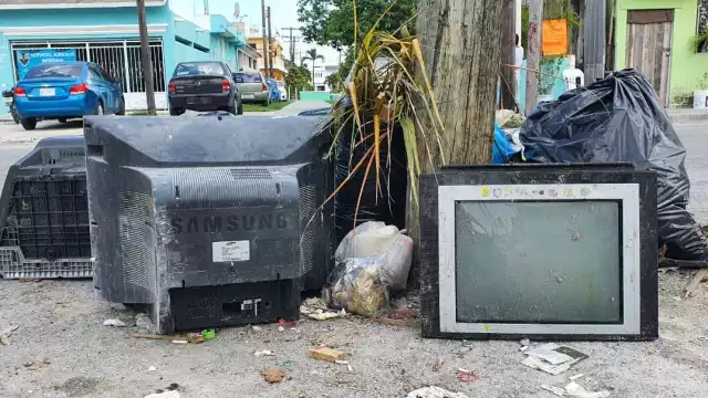 Las televisiones fueron tiradas junto a un poste en la colonia Flores Magón en Cozumel, provocando así una posible contaminación