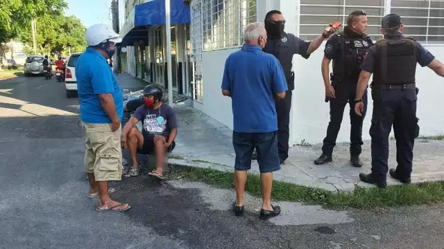 El motociclista herido permaneció en la banqueta en lo que llegaban los paramédicos de Cozumel para llevarlo al hospital