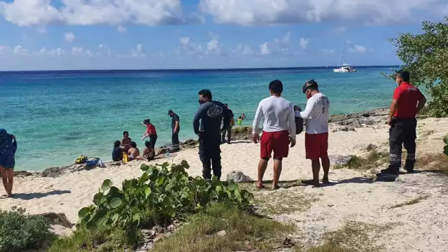 Las autoridades de Protección Civil acudieron a Playa Las Rocas en Cozumel para atender a una persona ahogada