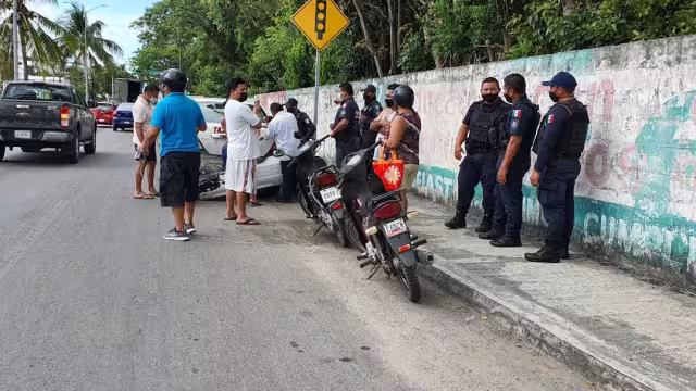 El abuelito terminó en el suelo, pero fue auxiliado por testigos del choque en Cozumel; el taxista detuvo su marcha para ver los daños
