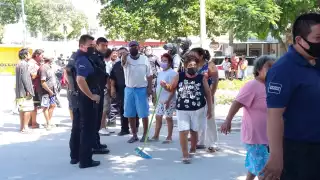 Agentes de la dirección de Seguridad Pública para rodear toda la zona, y entre dimes y diretes las cosas se tranquilizaron y bajaron de nivel