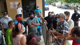 Al principio sólo cerraron el acceso al segundo piso, pero eventualmente tomaron todo el edificio