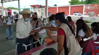 Los primeros adultos mayores reciben su tarjeta