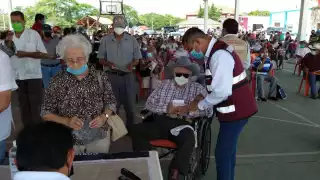 Adultos mayores de Palizada reciben su pensión bimestral tras esperar un retraso de varias horas