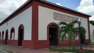 Los locatarios inconformes relatan que el administrador alardea de haber comprado un local cuando esto está explícitamente prohibido