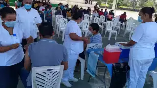 Los jóvenes fueron vacunados este día