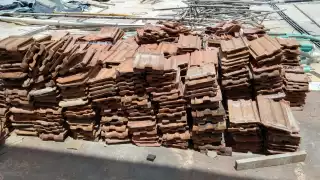 Las tejas fueron transportadas de casa francesas antes de que se prohibiera su venta de esta manera