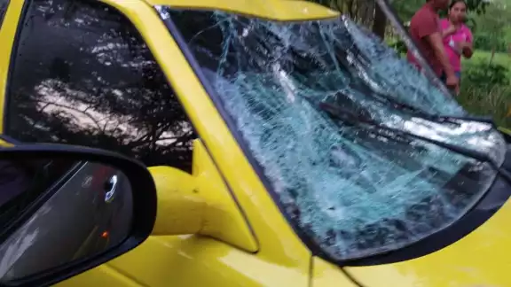 Las personas que viajaban en el auto resultaron con lesiones menores