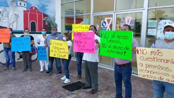 Los manifestantes piden la destitución de la directora Marcia Vázquez Garduza y la jefa de enfermeras Adriana Galván Chacón Los manifestantes piden la destitución de la directora Marcia Vázquez Garduza y la jefa de enfermeras Adriana Galván Chacón