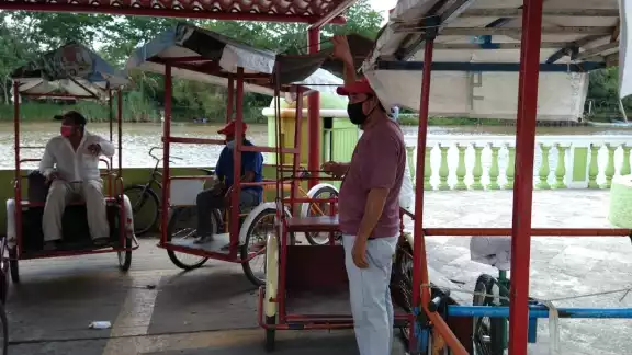 No todos los tricitaxistas se encuentran laborando y los que sí trabajan se dividen por turnos No todos los tricitaxistas se encuentran laborando y los que sí trabajan se dividen por turnos