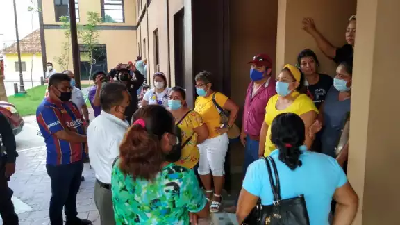 Los manifestantes afirman que uniformados agredieron a dos mujeres, acusación que la directora de la Policía Municipal negó Los manifestantes afirman que uniformados agredieron a dos mujeres, acusación que la directora de la Policía Municipal negó