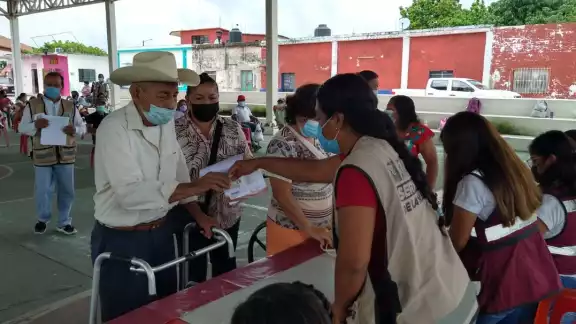 Los primeros adultos mayores reciben su tarjeta