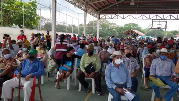 La entrega a adultos de 65 y más de Palizada se realizó por horarios La entrega a adultos de 65 y más de Palizada se realizó por horarios