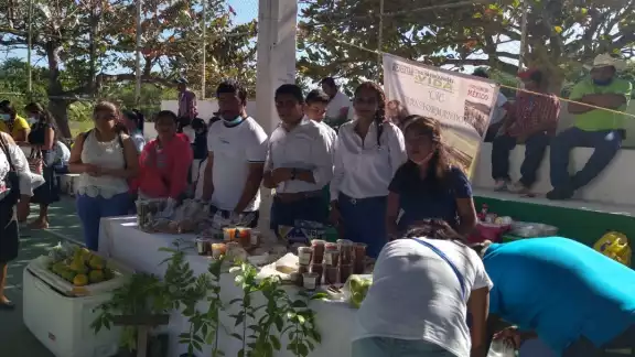 En el tianguis exhibieron y pusieron a la venta diversidad de frutas y verduras En el tianguis exhibieron y pusieron a la venta diversidad de frutas y verduras