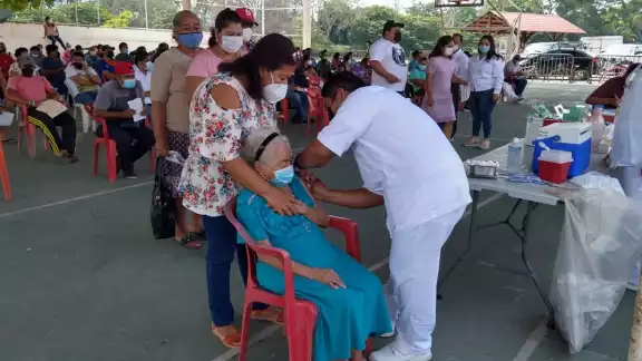 los primeros en vacunarse fueron 94 adultos que se les aplicó la dosis de Sinovac, y posteriormente, a 280 más la de Astra Zeneca los primeros en vacunarse fueron 94 adultos que se les aplicó la dosis de Sinovac, y posteriormente, a 280 más la de Astra Zeneca