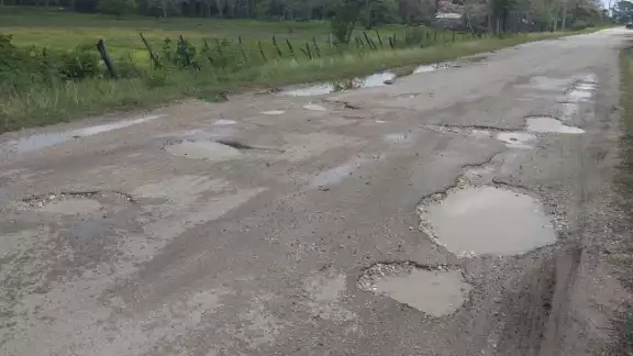 Urge que se busque la manera de solucionar este problema que hay con los caminos destrozados que afecta a quienes lo utilizan Urge que se busque la manera de solucionar este problema que hay con los caminos destrozados que afecta a quienes lo utilizan