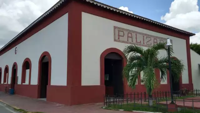 Los locatarios inconformes relatan que el administrador alardea de haber comprado un local cuando esto está explícitamente prohibido