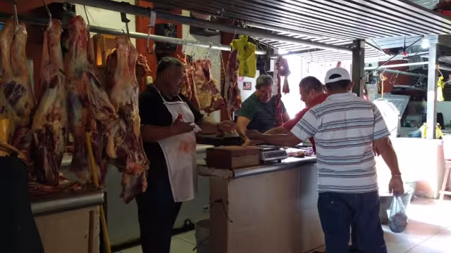 El poco ganado que aún queda es disputado por carniceros locales y foráneos