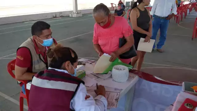 Abuelitos de Palizada reciben órden de pago por su pensión que recibirán la semana próxima