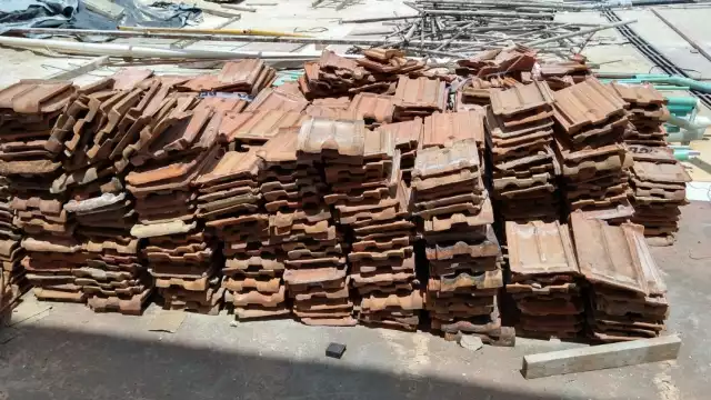 Las tejas fueron transportadas de casa francesas antes de que se prohibiera su venta de esta manera