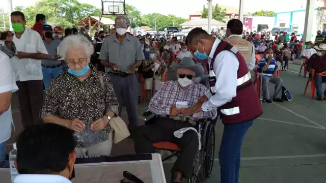 Adultos mayores de Palizada reciben su pensión bimestral tras esperar un retraso de varias horas