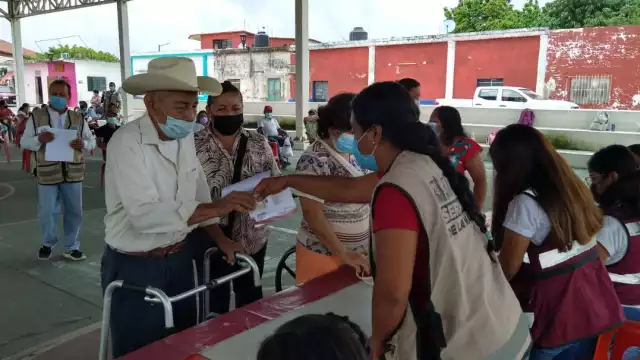 Los primeros adultos mayores reciben su tarjeta