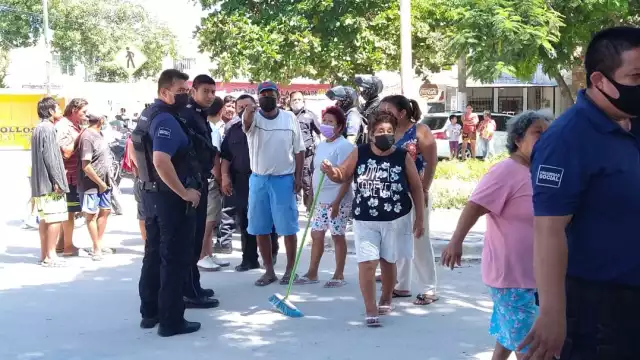 Agentes de la dirección de Seguridad Pública para rodear toda la zona, y entre dimes y diretes las cosas se tranquilizaron y bajaron de nivel