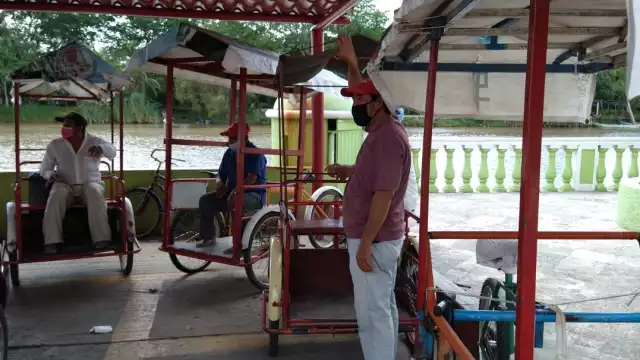 No todos los tricitaxistas se encuentran laborando y los que sí trabajan se dividen por turnos