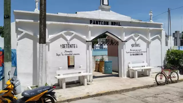 En un recorrido por el panteón se pudo observar a unas seis personas que se encontraban prendiendo su veladora