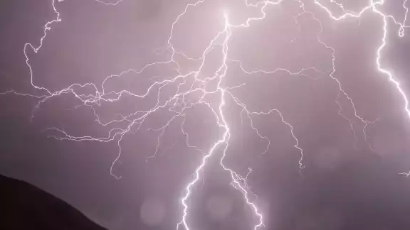No se aconseja usar objetos metálicos o electrónicos si hay rayos. No se aconseja usar objetos metálicos o electrónicos si hay rayos.