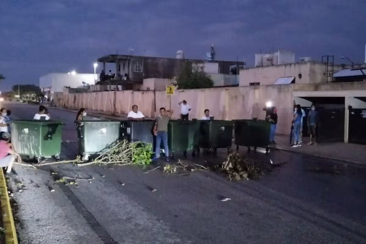 Bloquean avenida por fallas en energía eléctrica en Playa del Carmen ...
