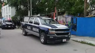 Arrestan a hombre por golpear a su esposa y a un oficial en Cancún