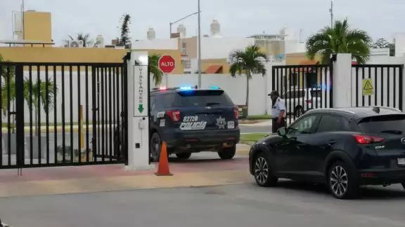 Elementos policiacos de Playa del Carmen arribaron a Residencial Marsella para realizar las investigaciones correspondientes