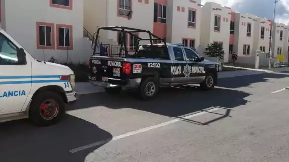 Policías de Playa del Carmen acudieron a confirmar el reporte, y posteriormente dar aviso a la FGE Quintana Roo Policías de Playa del Carmen acudieron a confirmar el reporte, y posteriormente dar aviso a la FGE Quintana Roo