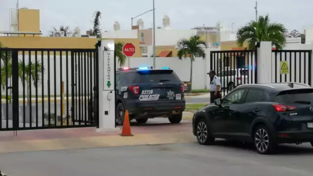 Elementos policiacos de Playa del Carmen arribaron a Residencial Marsella para realizar las investigaciones correspondientes