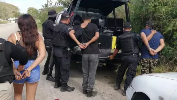 Al realizarles una inspección con apoyo de un binomio canino, se les encontró entre sus ropas una sustancia granulada con las características similares al crack Al realizarles una inspección con apoyo de un binomio canino, se les encontró entre sus ropas una sustancia granulada con las características similares al crack