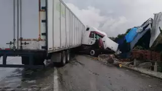 La unidad quedó atravesada sobre toda la vía Federal y generó un intenso tráfico en la zona. Foto: Ricardo Jiménez