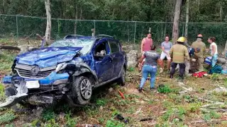 Al lugar arribaron elementos de bomberos y paramédicos para auxiliar a los heridos
