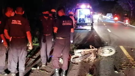 El motociclista fue valorado y enviado al Hospital General de Tekax Foto: Jaime Tun