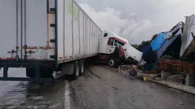 La unidad quedó atravesada sobre toda la vía Federal y generó un intenso tráfico en la zona. Foto: Ricardo Jiménez