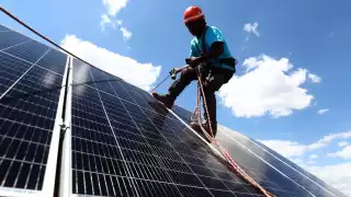 La función de un panel solar es sencilla, generar una corriente eléctrica a través del desplazamiento de los electrones por las celdas solares