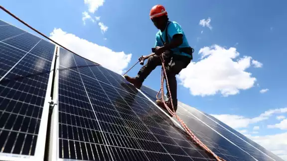 La función de un panel solar es sencilla, generar una corriente eléctrica a través del desplazamiento de los electrones por las celdas solares La función de un panel solar es sencilla, generar una corriente eléctrica a través del desplazamiento de los electrones por las celdas solares