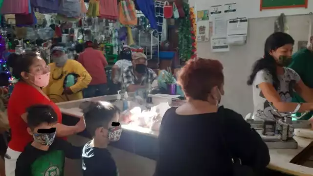 La gente en Cozumel olvidó la Sana Distancia al asistir a comprar a supermercados por la Navidad