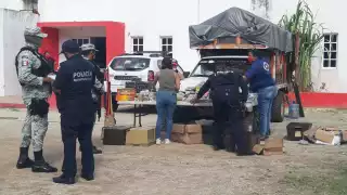 La policía y Guardia Nacional pusieron a disposición de la autoridad ministerial, la mercancía y al conductor del auto