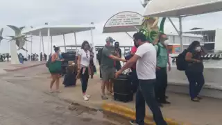 Un aforo de hasta 50 por ciento de pasajeros descendían de las embarcaciones